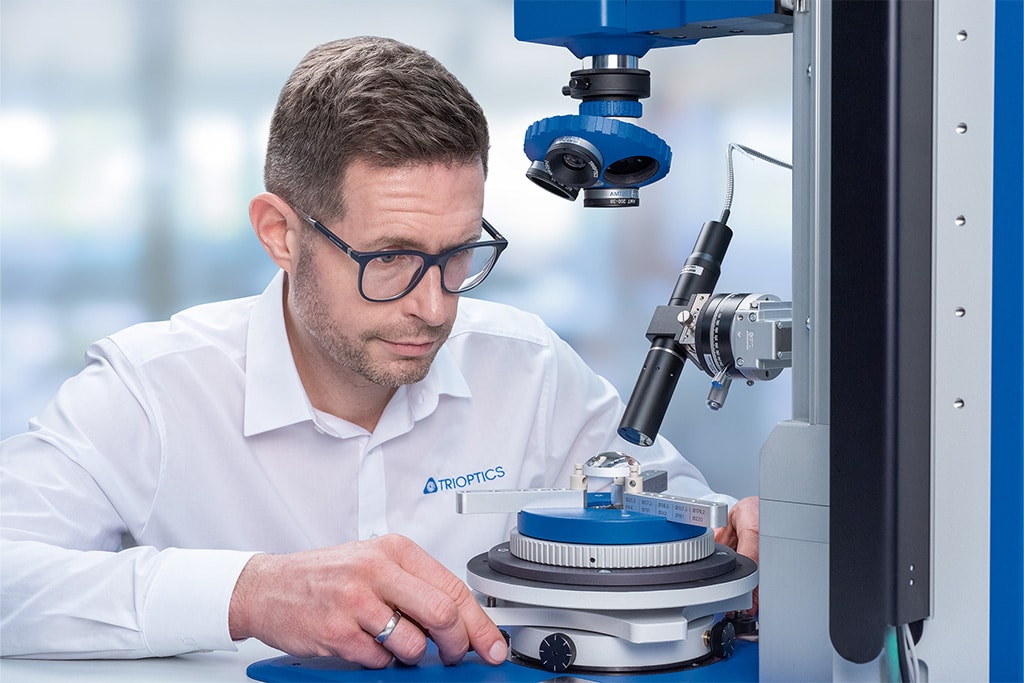 A user operates the AspheroCheck